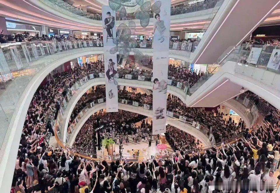 张凌赫怎么突然这么火，过的有点过分了 