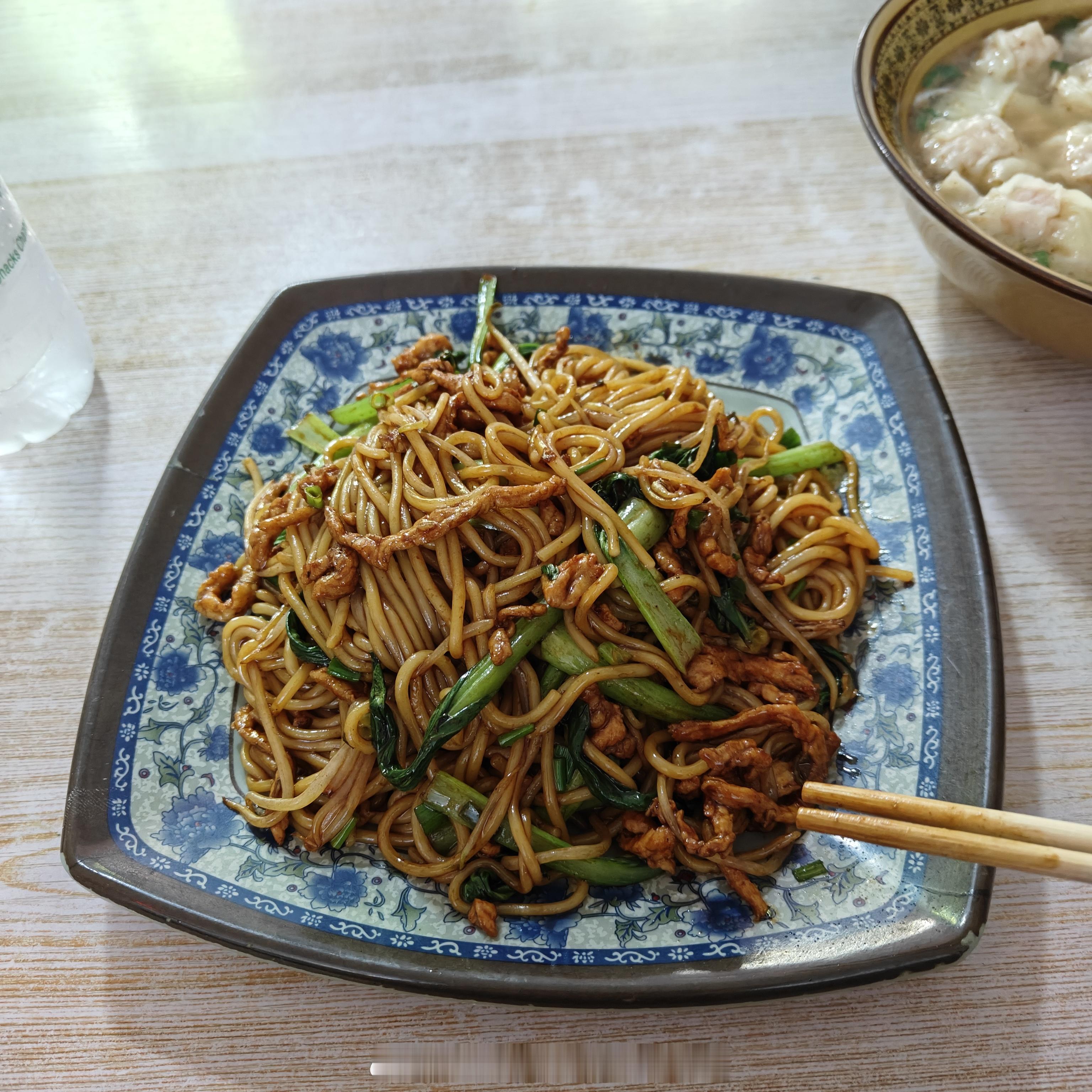 新发现了一家馄饨店里面居然不务正业的卖起了炒粉不过这肉丝炒粉的味道意外的还是感觉