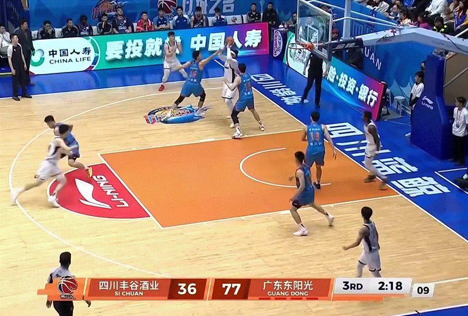 好消息！张皓嘉破蛋了，三分4中0后来了个空切上篮，不得不说我嘉哥真是体力怪，打3