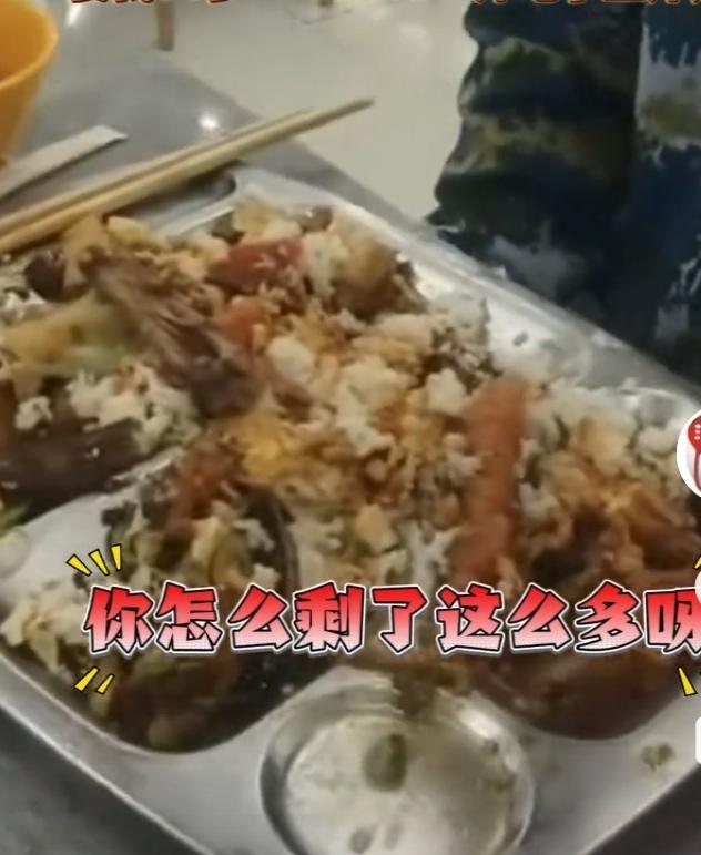 一男生“吃掉”三斤饭
 只因当成了自助餐

在一座学校的食堂里一名男生取餐时打来