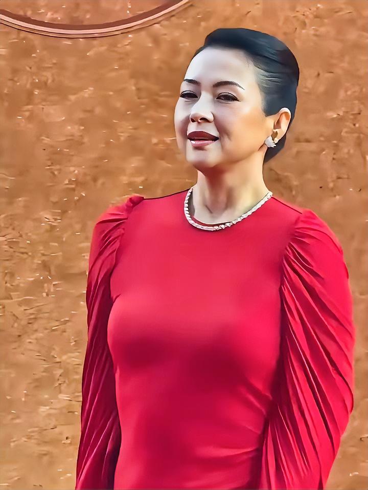 网友调侃长胖的章子怡成了“章脂姨”！3月20日首届CMG中国电影盛典红毯上，章子