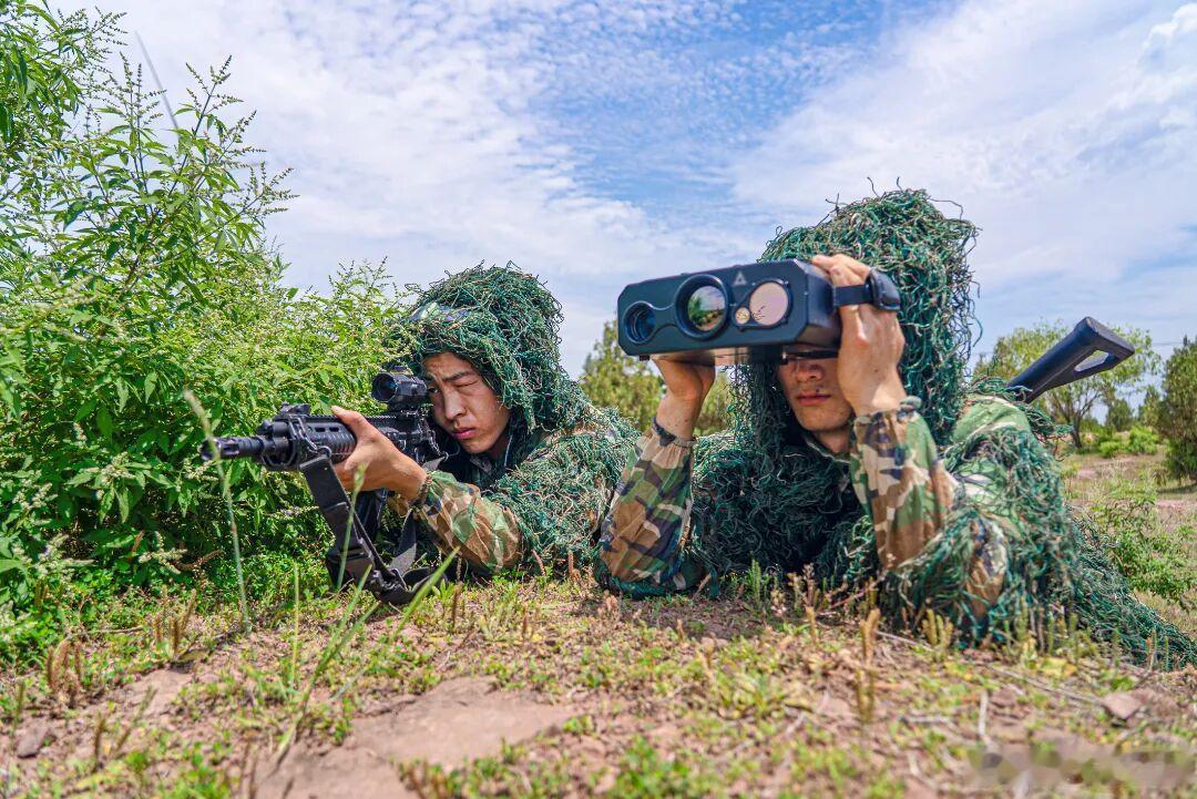 侦察兵实战演练陆军某旅侦察分队在野外山林，组织敌后渗透破袭实战化演练。演练全程构