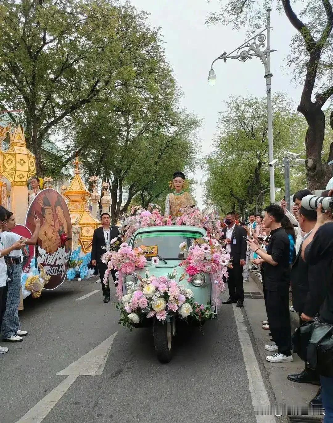 天哪，她怎么沦落到这种地步了，小网红都不至于坐三蹦子花车这么寒碜，有些杂技团下乡