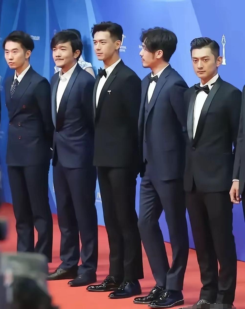 这张5人合照，我只认出了高大修伟、西装革履的李现；浓眉小眼、胖瘦合度的梁大维，那