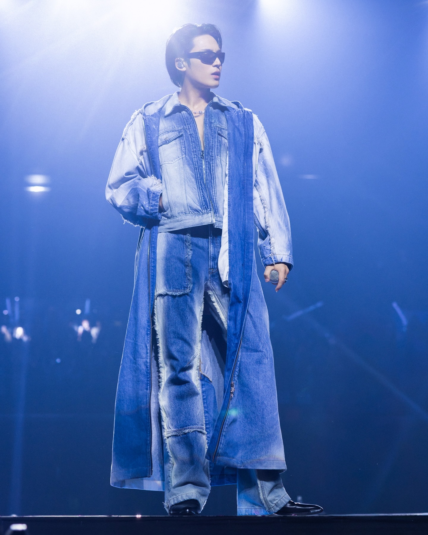 金珉奎 in Custom Calvin Klein三件式牛仔风格的演出战袍，符