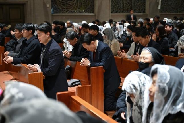 #韩国政治#【韩国总统尹锡悦参加圣诞礼拜】

韩国总统尹锡悦出席了圣诞节前一天的