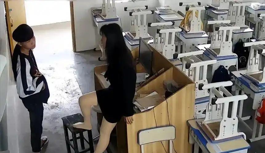 女老师训学生的名场面，真的太真实了！