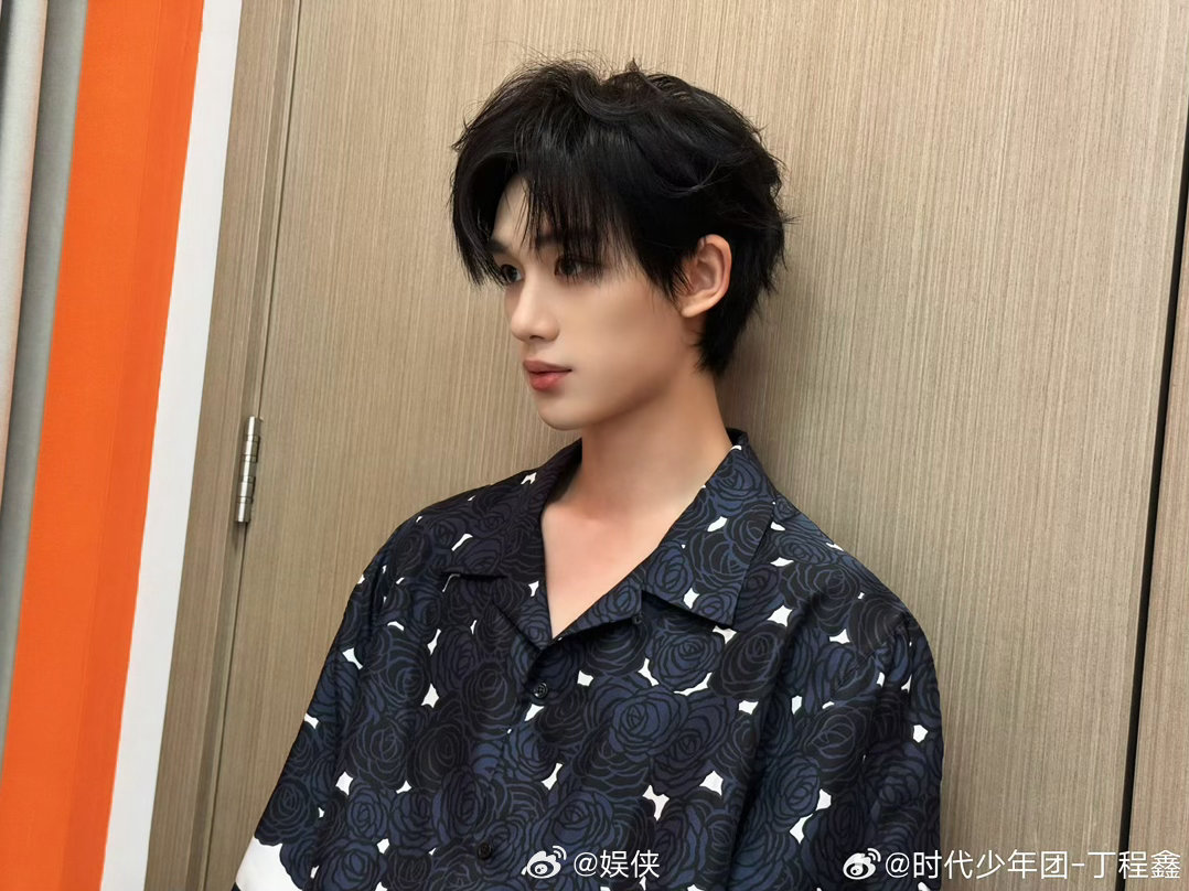 丁程鑫贴脸李小冉唱心愿便利贴 丁程鑫结束演唱会彩排后连线你好星期六，隔着连线当着
