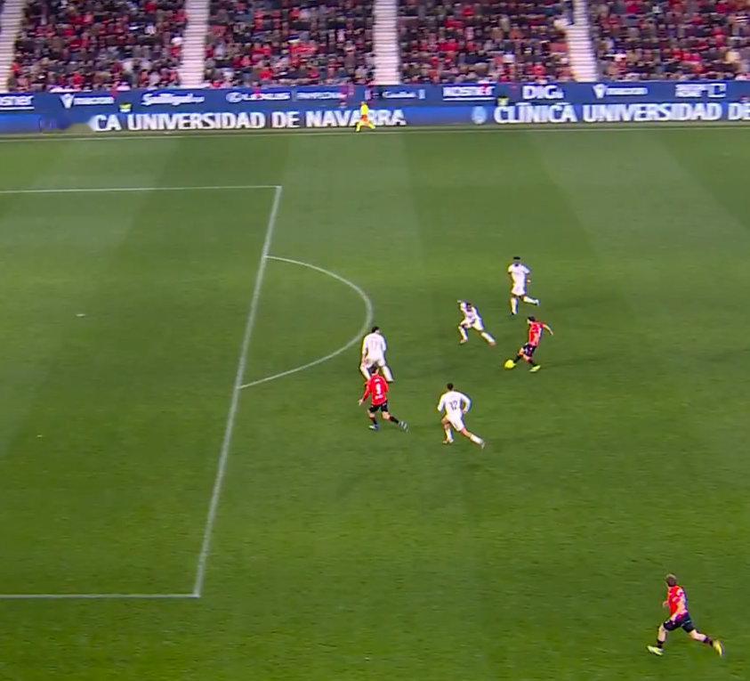 奥萨苏纳完成了绝杀...但是需要VAR的确认是否越位西甲联赛 奥萨苏纳VS皇马 