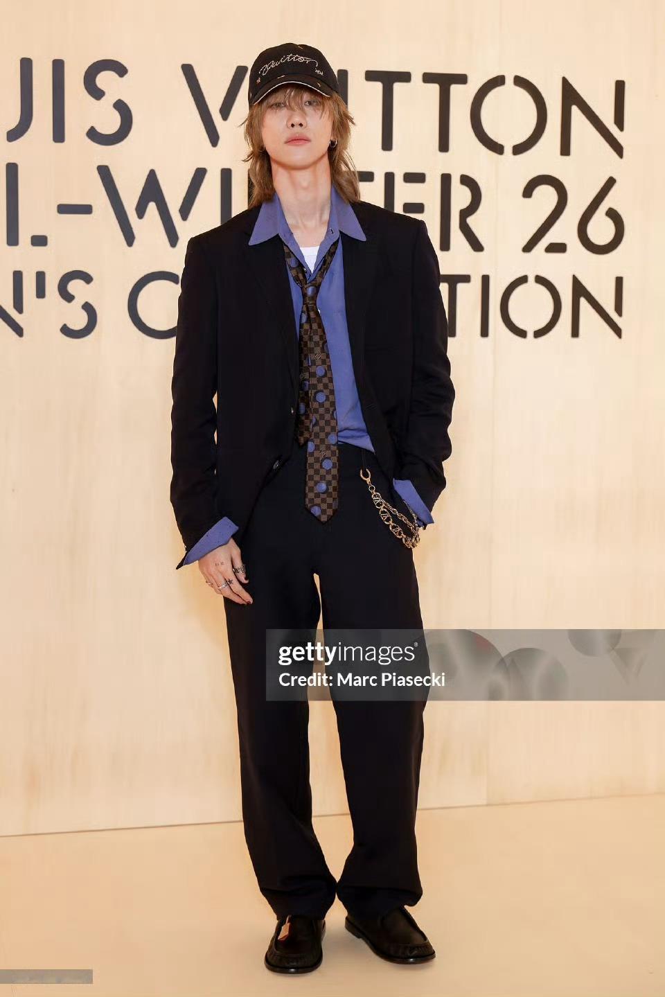 品牌大使徐明浩身穿2026早秋系列亮相LV 2026秋冬男装秀，廓形套装搭配字母