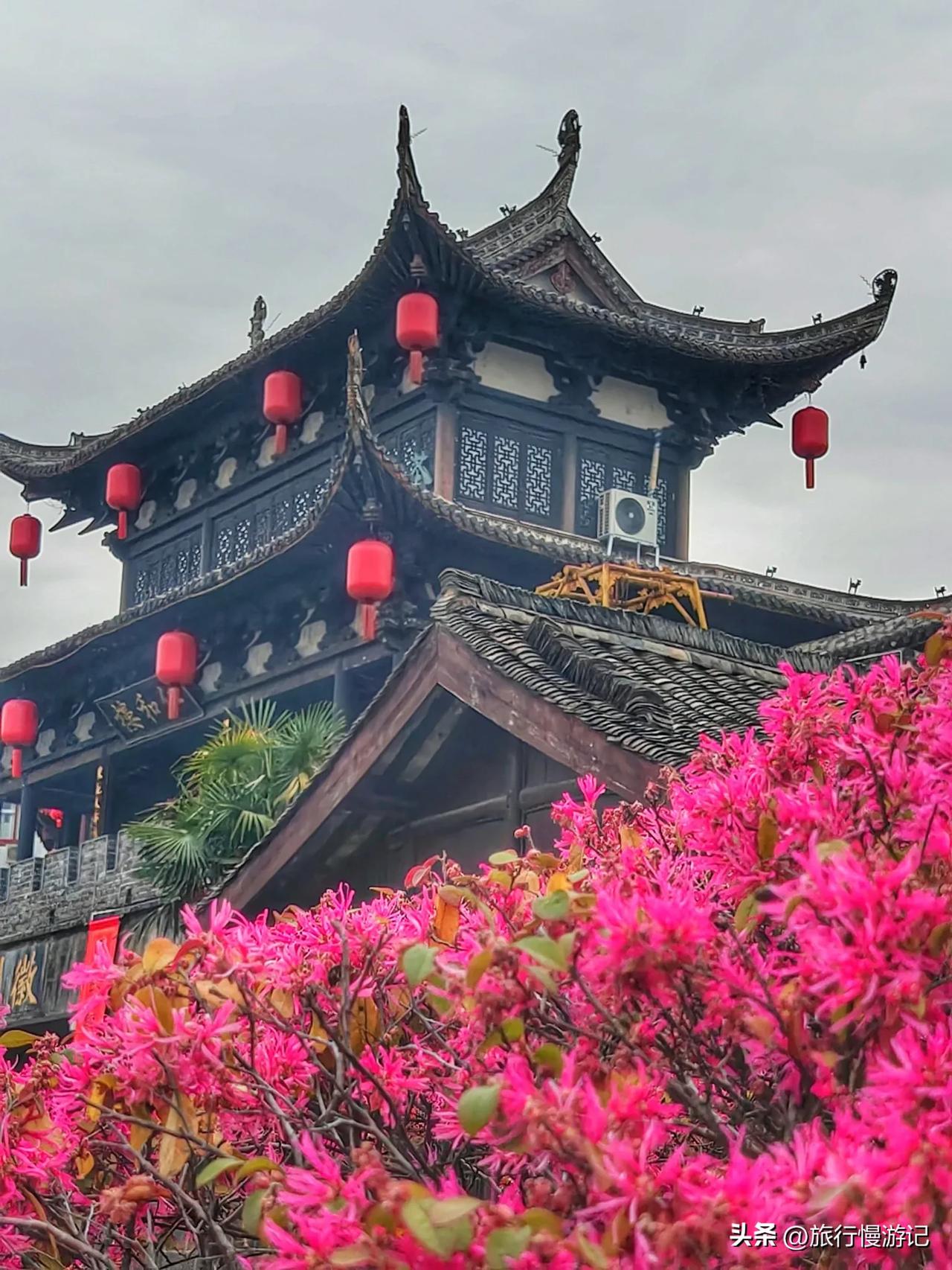 徽州古城东南，渔梁古镇静卧千年。古语云：“游遍江南九十九，不如渔梁走一走。”这不