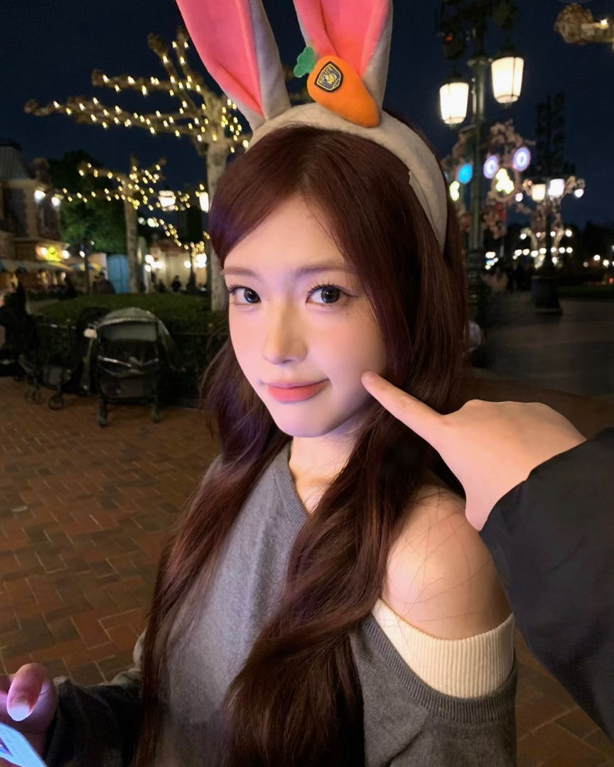 朱朱模仿桃黑黑怦然心动20岁冬季 朱朱学姐确实会玩。现场模仿桃黑黑，举牌反手一个