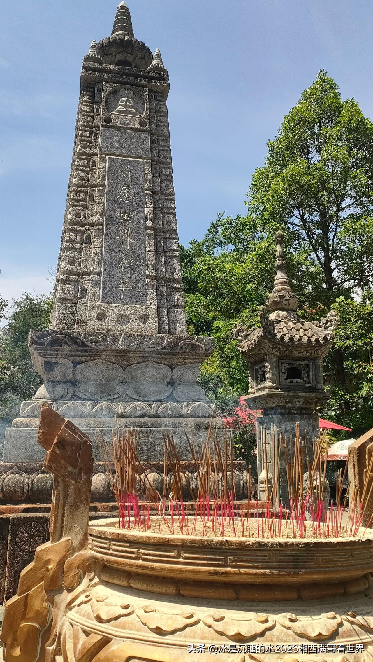 越南芽庄龙山寺，又名隆山寺，始建于1889年，融合中越建筑风格。正门悬清光绪帝题