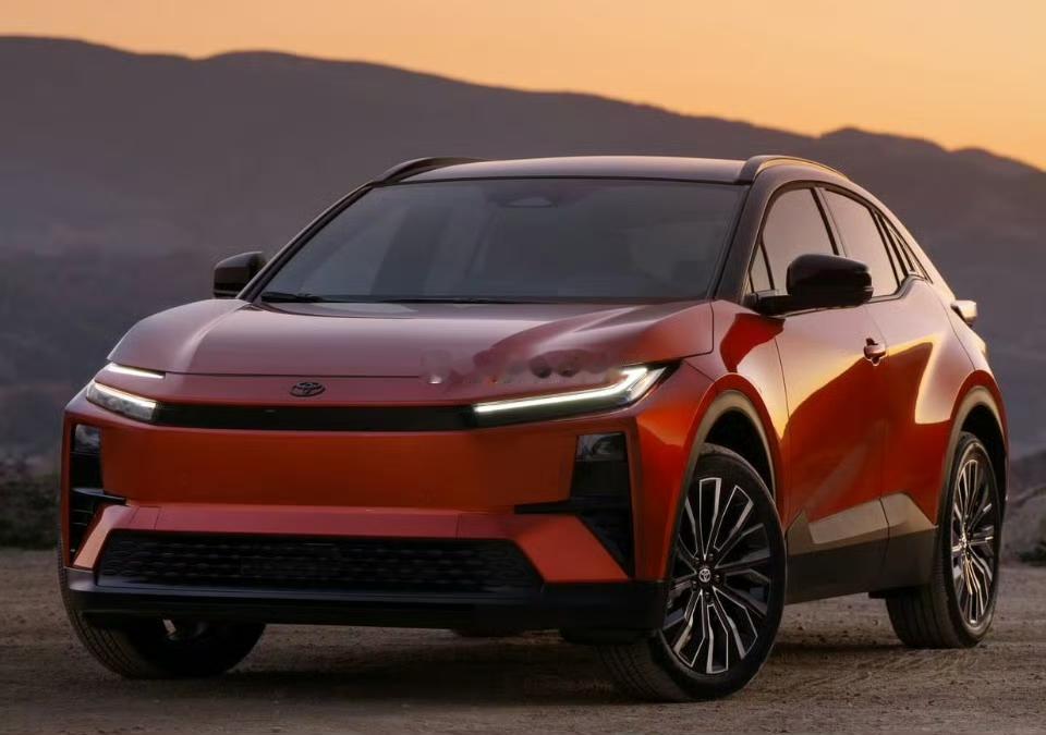 丰田CHR，这玩意也出新能源版本了，后排空间有些改进，动力系统包括纯电，插混，油