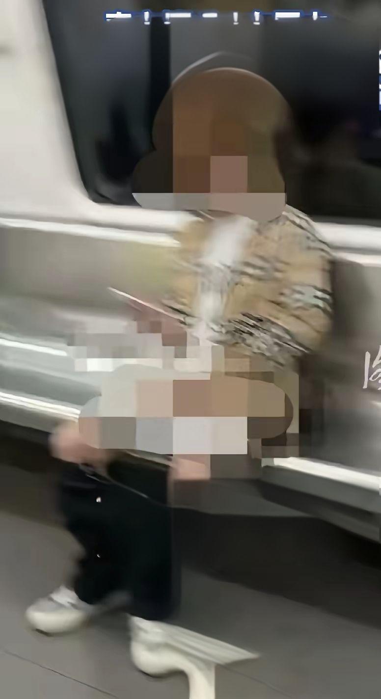 脸揣裤兜得了！
“拉屎哥”的事儿还没过去，“脱裤哥”又登场了！
前段时间，地铁站