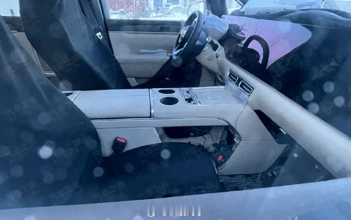 鸿蒙智行首款MPV智界V9内饰谍照曝光从图来看,前排三联屏从主驾延伸到副驾,方向