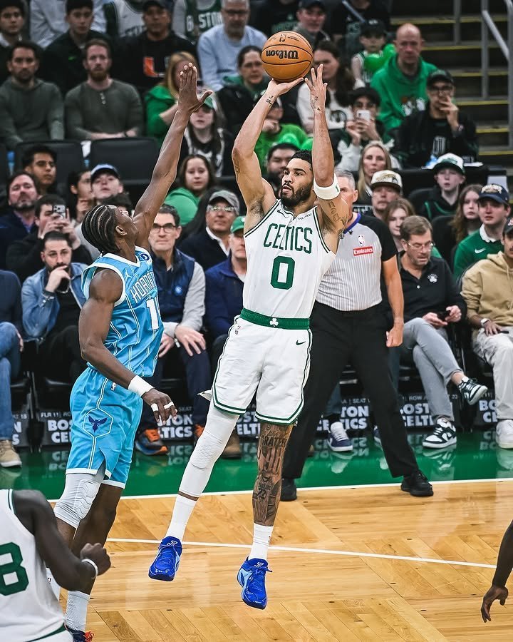 黄蜂球员蒂尔曼在接受采访时透露，塔图姆在1月中旬就已经开始和凯尔特人队一起打对抗