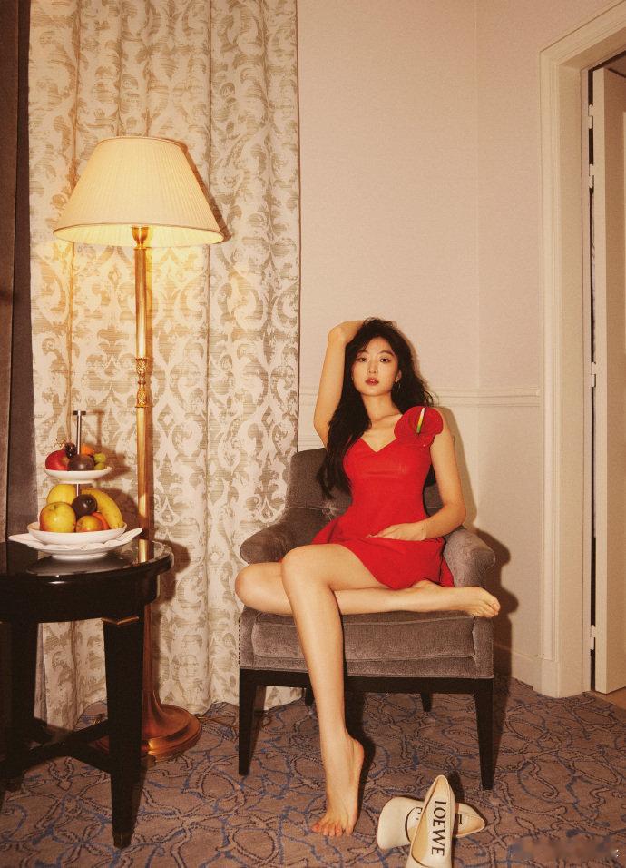 井柏然孙千早春晴朗杀青照孙千的大长腿无敌了 