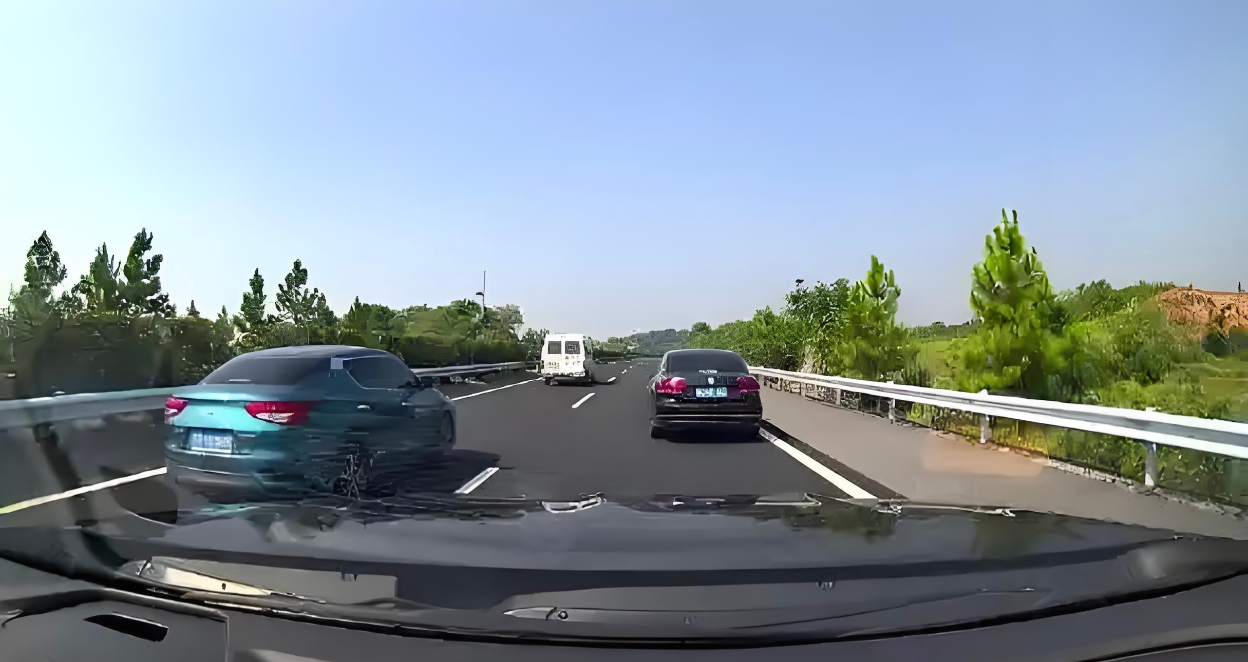堵车时前面的车在干什么汽场全开 我在城市道路遇到堵车时常见的情况大体就是，环路上