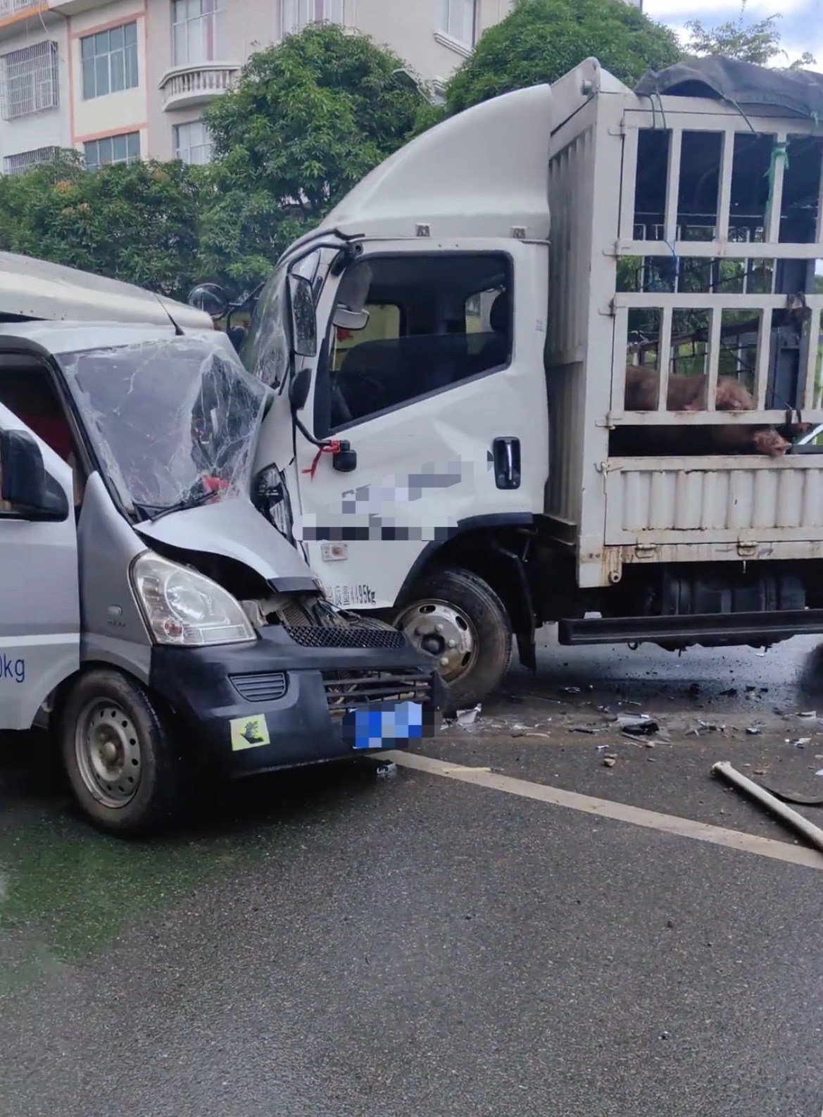 【百色德保货车撞护栏和对面小货车碰撞变形】8月1日，网友爆料称：百色德保一辆拉活