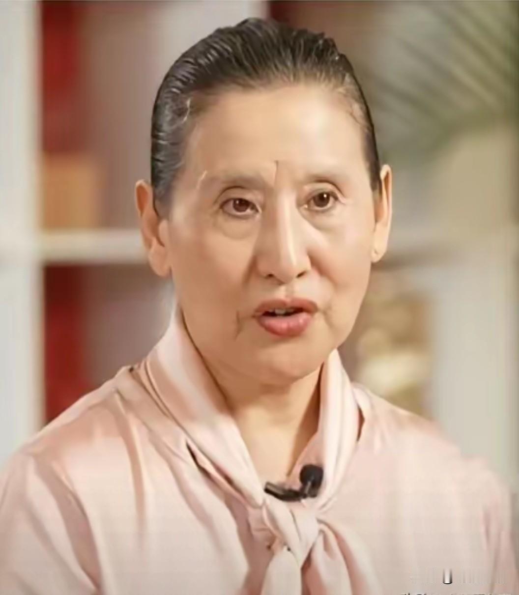 天呐！老成这样差一点没认出来。原来她是东方歌舞团的独唱演员，八、九、十年代的台柱