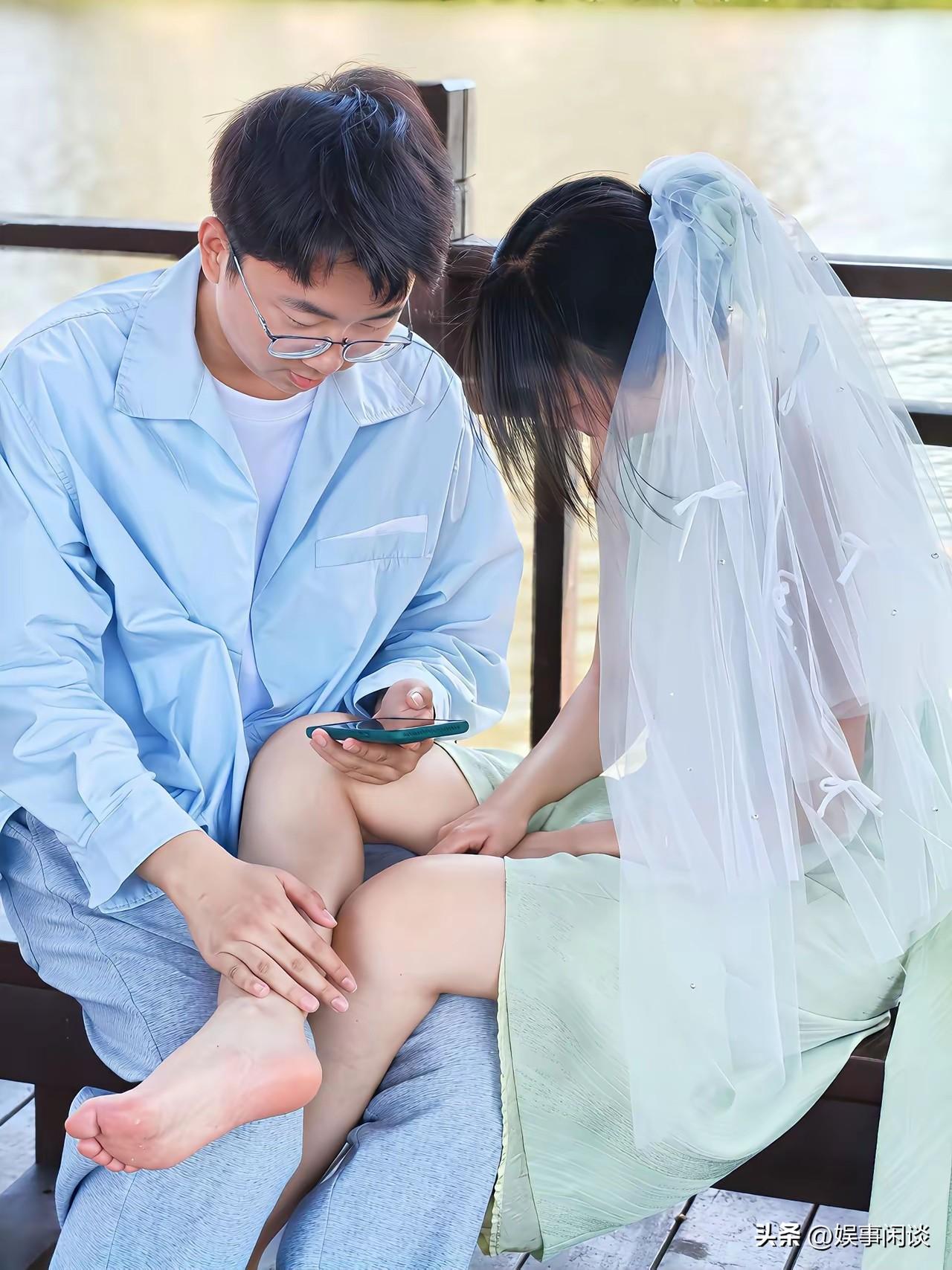 苦与乐，一路相伴相随。踩着高跟鞋拍照，双脚早就又酸又累，无意间拍下的这张照片，满