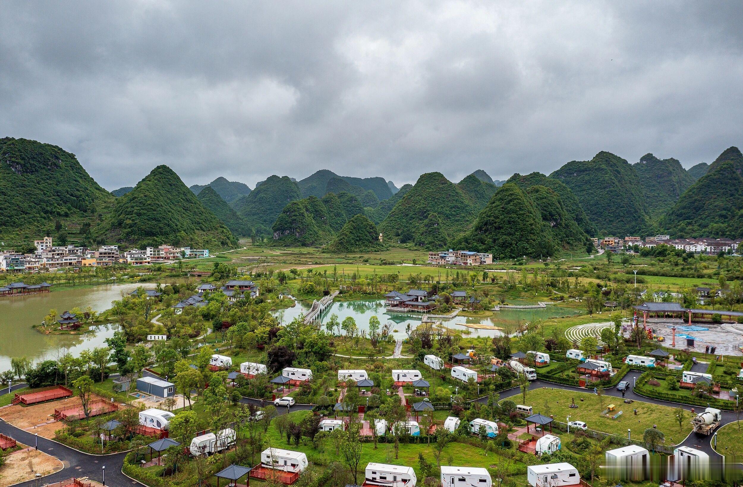 黔山清夏赋·默斋主人原创骈赋炎氛烝野，溽气横穹。高宇凝赫日之威，长衢卷焦尘之扰。