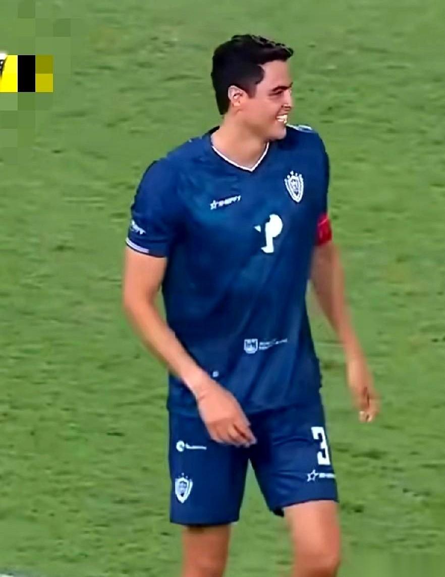 就这么个轻飘飘的挑射，球进了，连对方门将都给他鼓掌。
我愣了三秒钟。
定睛一看，