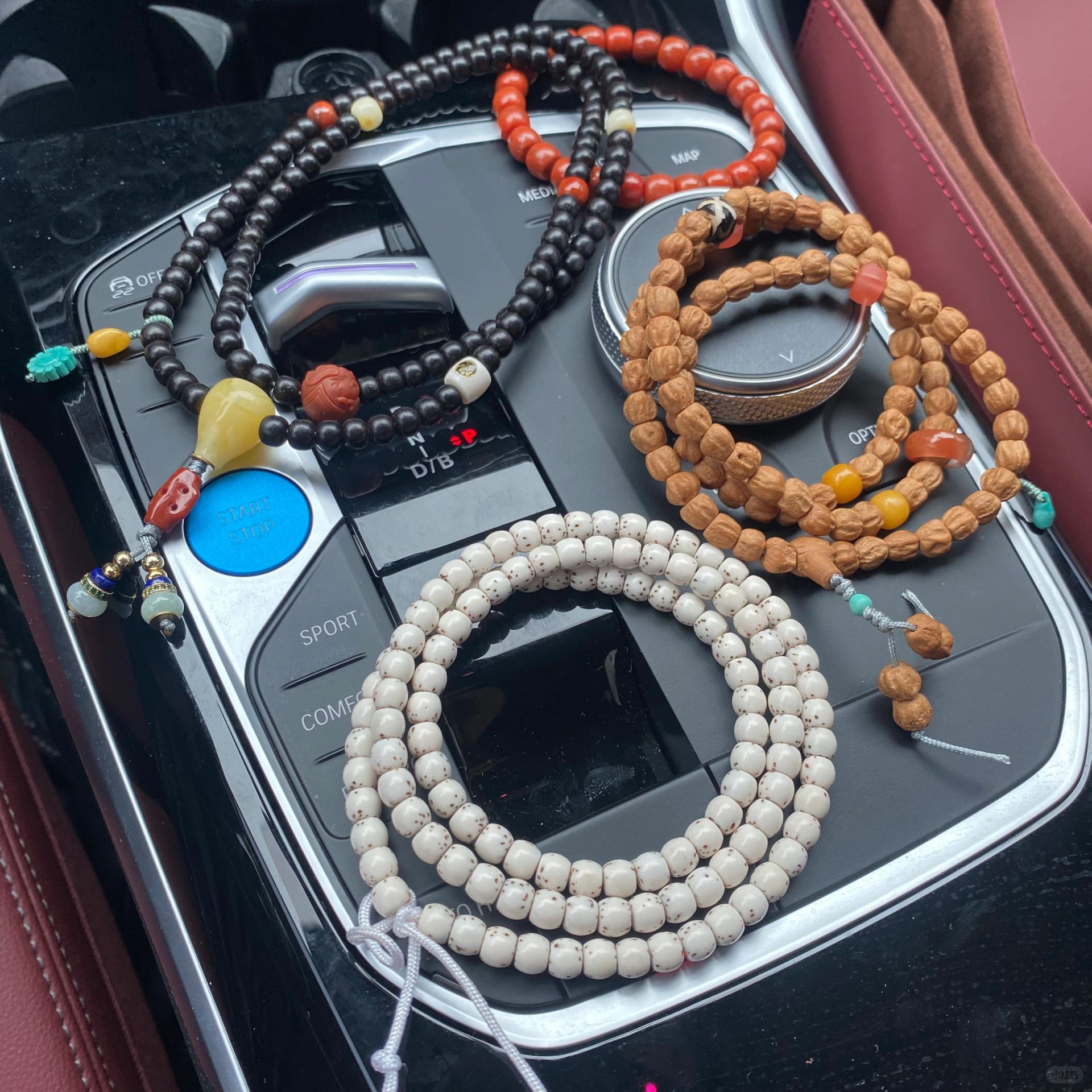 十二月份的关键词:文玩 期待 满足 快乐