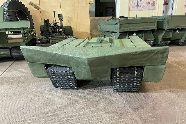 地面无人平台也被设计成可以游泳。现在只剩下如何空投，并能投入使用。照片中是一艘俄