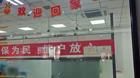 这明显是银行的问题，员工是银行的人，储户是在银行存的钱，员工盗窃的是银行的钱，和
