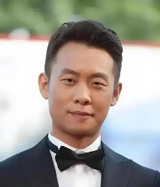 张译2004年还在筒子楼啃泡面攒家底，雇了个大姐打扫，结果藏在抽屉里那包用旧报纸