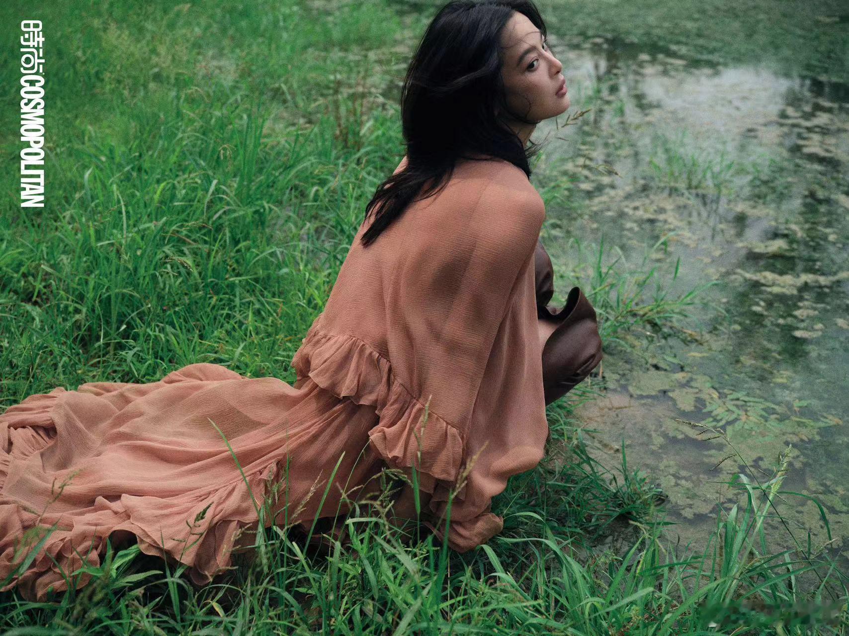 #辛芷蕾自由之野生命力大片##辛芷蕾背沟好深#当辛芷蕾踏入 “自由之野生命力大片