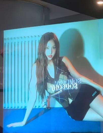 他家是给她开了专属滤镜吧
这个海报质感绝了，连睫毛都在发光上海 韩风女装 环贸i