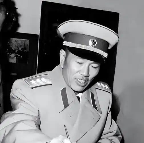 彭老总夫人浦安修在1980年去看望彭老总手下的一位大将，两人聊到朝鲜前线时，竟双