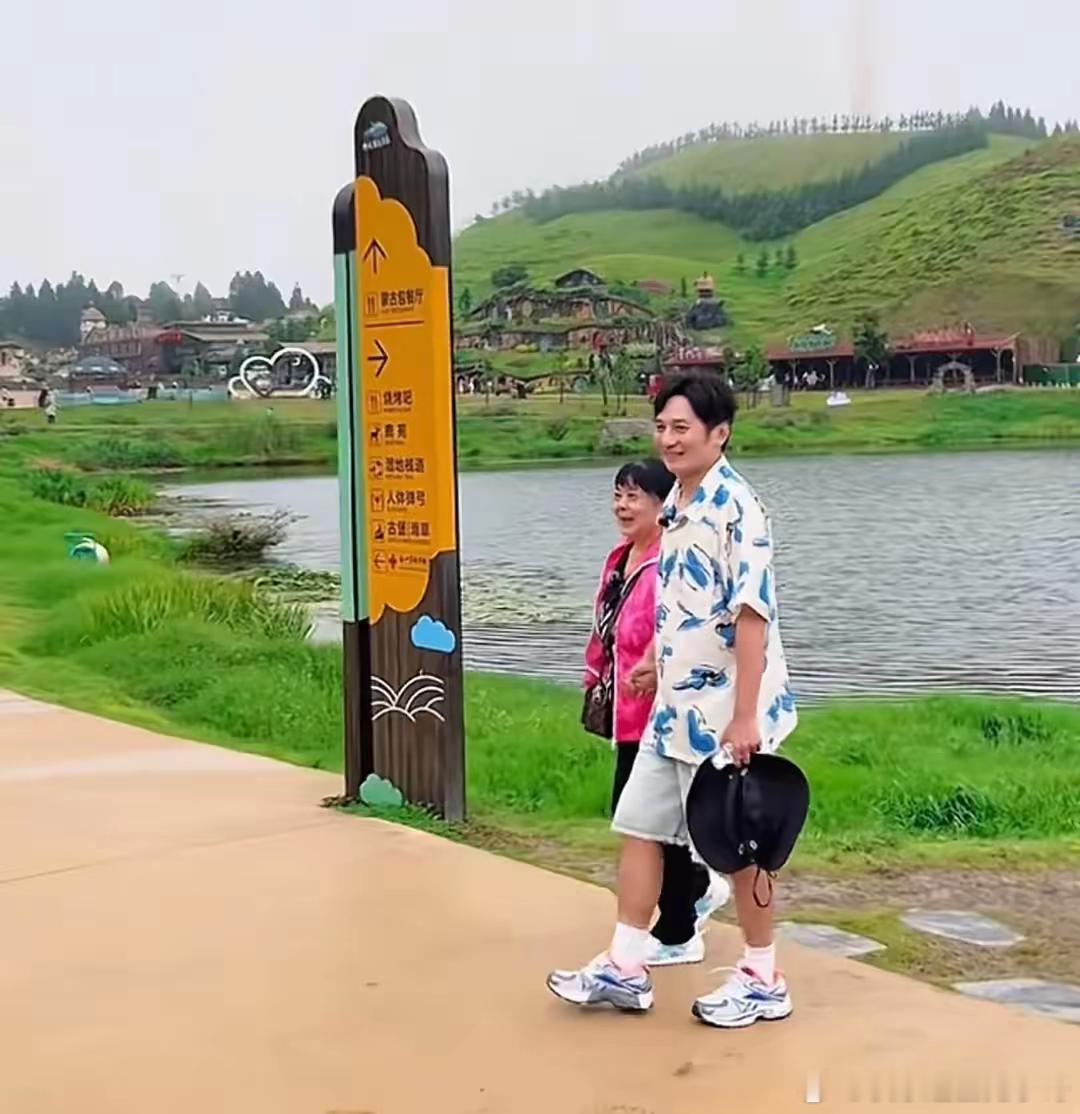 李维嘉牵手妈妈现身仰天湖，消瘦后变有肉，现在的状态让人羡慕！！！ ​​​