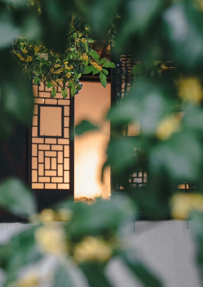 凭寄语，劝加餐。桂花时节约重还。分明小像沉香缕，一片伤心欲画难。 ​​​