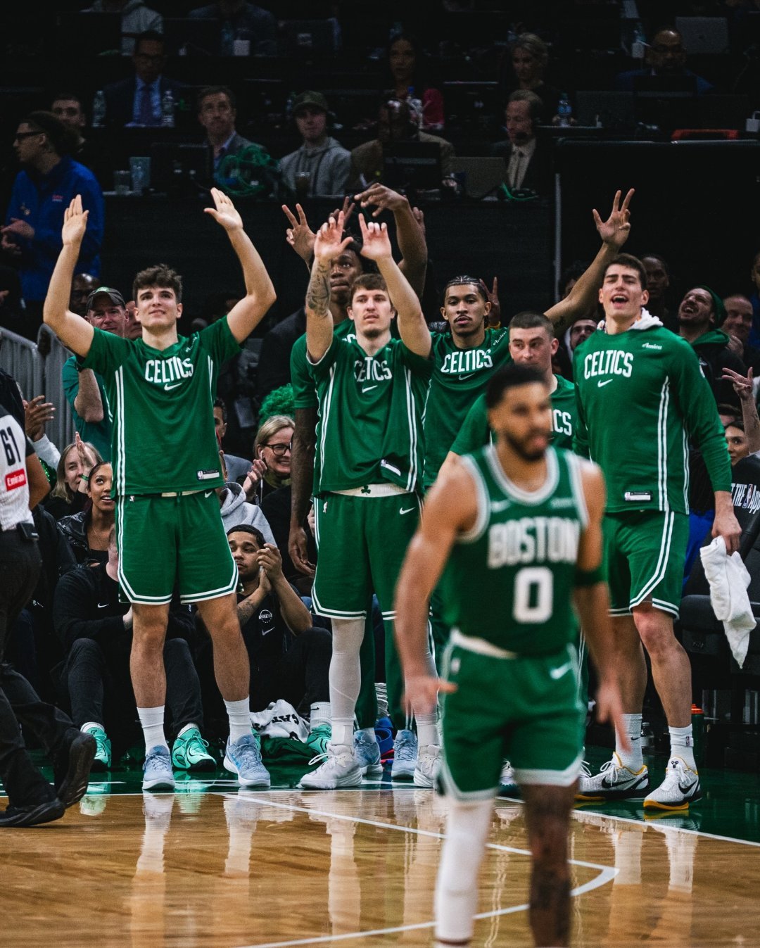 谈到塔图姆的策应能力，马祖拉表示：“他在面对不同防守策略时的防守篮板和传球表现一