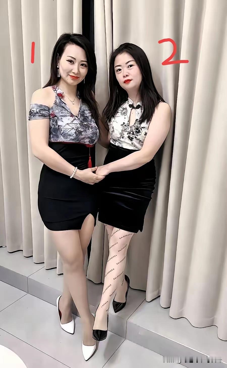 俩人当中有一人离婚，你猜是谁？

两姐妹神态截然不同，一位眼神中满是落寞，神色黯