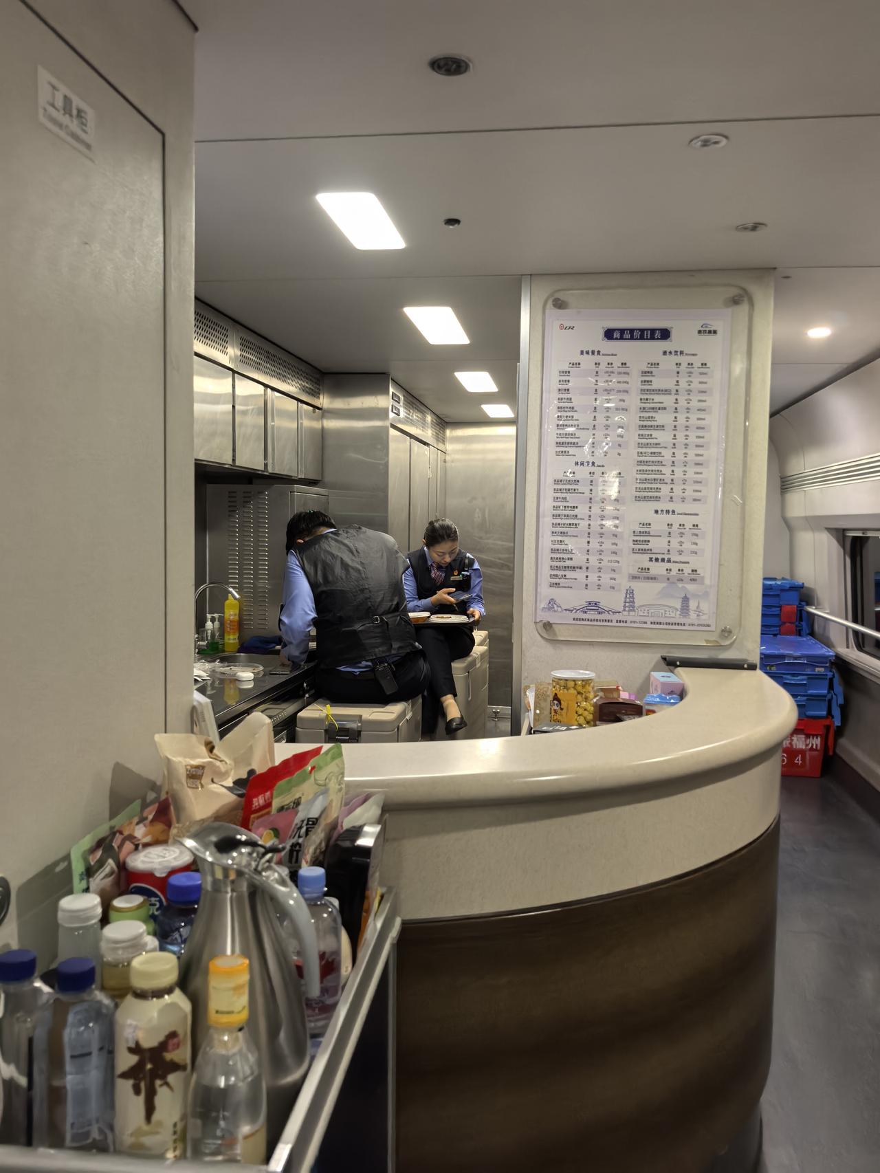 这是重庆至福州的动车餐车里的价目表，我是舍不得买啊