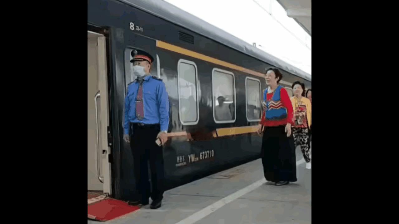 一群老太太上火车，上火车的方式还挺特别的，她们好像商量好一样的，跳个舞上到火车，