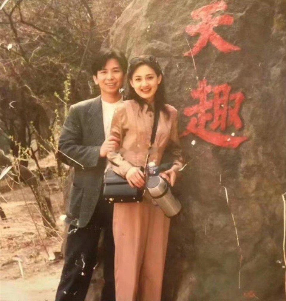 没想到牛莉和她老公年轻时候的照片，原来那时候就已经很漂亮了 ​​​