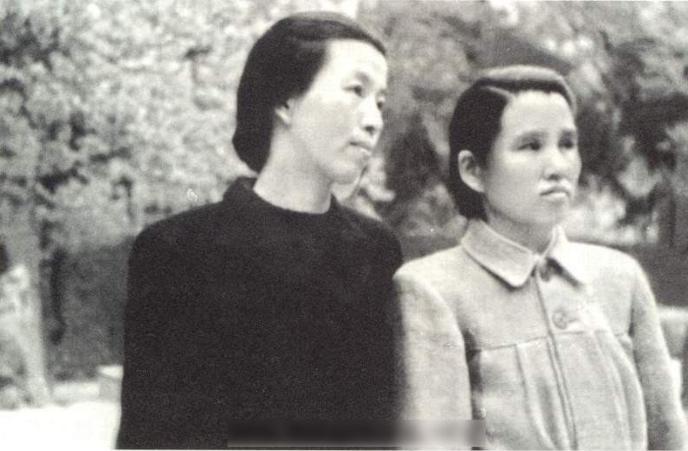 李云鹤和同父异母的姐姐李云露。

李云鹤出生于1914年，1991年去世，终年7