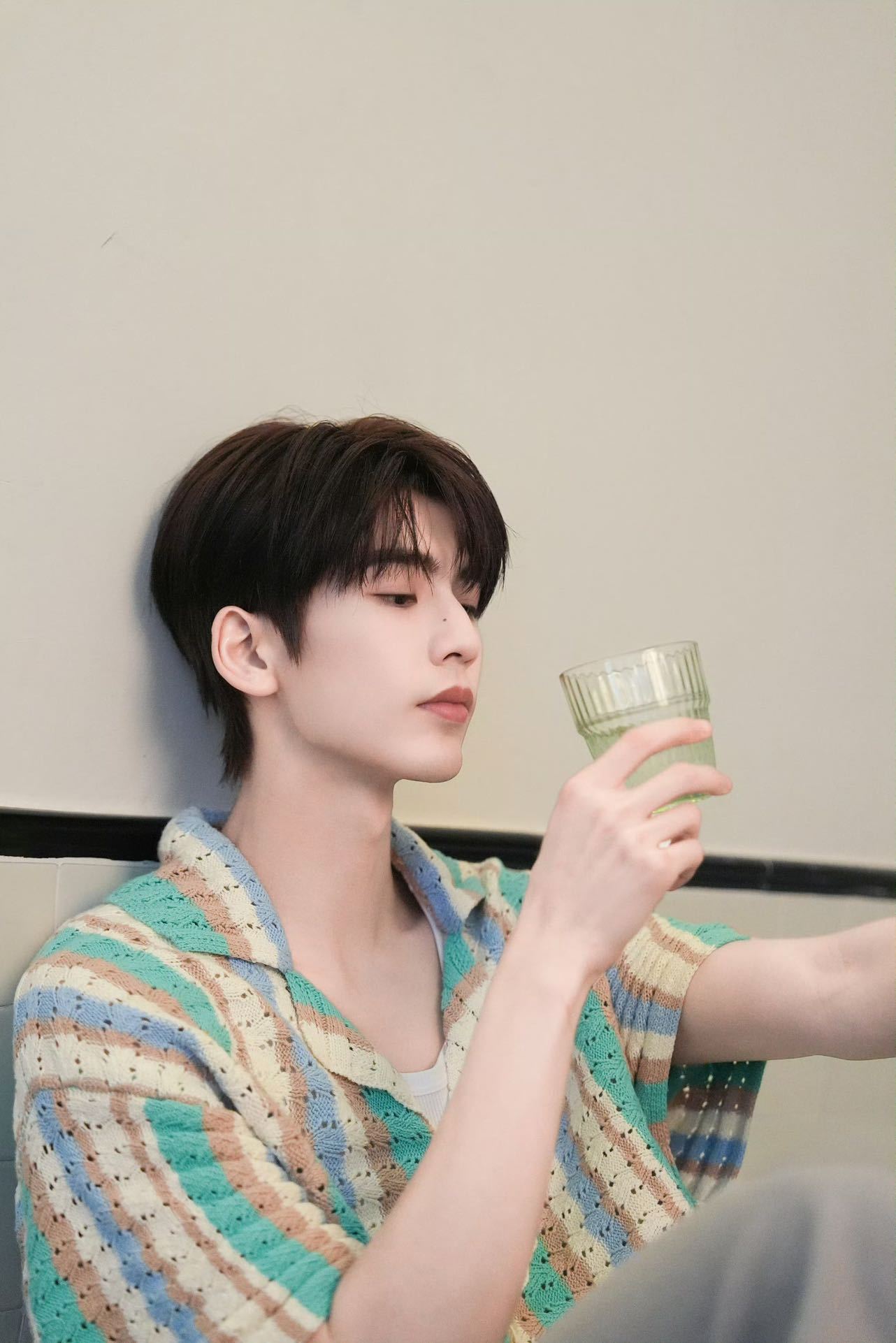 张凌赫开推废土风造型路透张凌赫开推末世废土风开始推理吧 这身造型太适合张凌赫了。