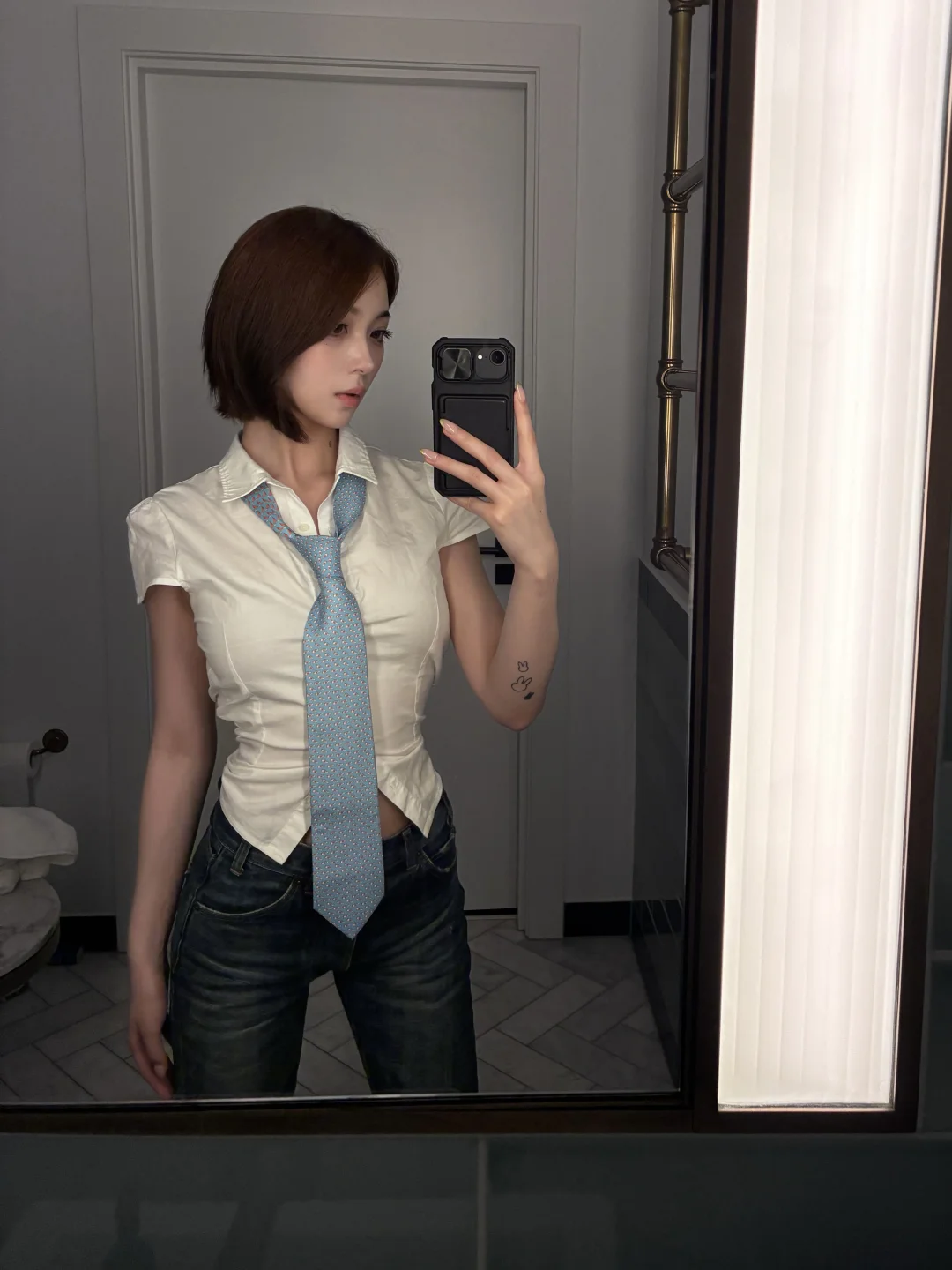 👔putting on my tie