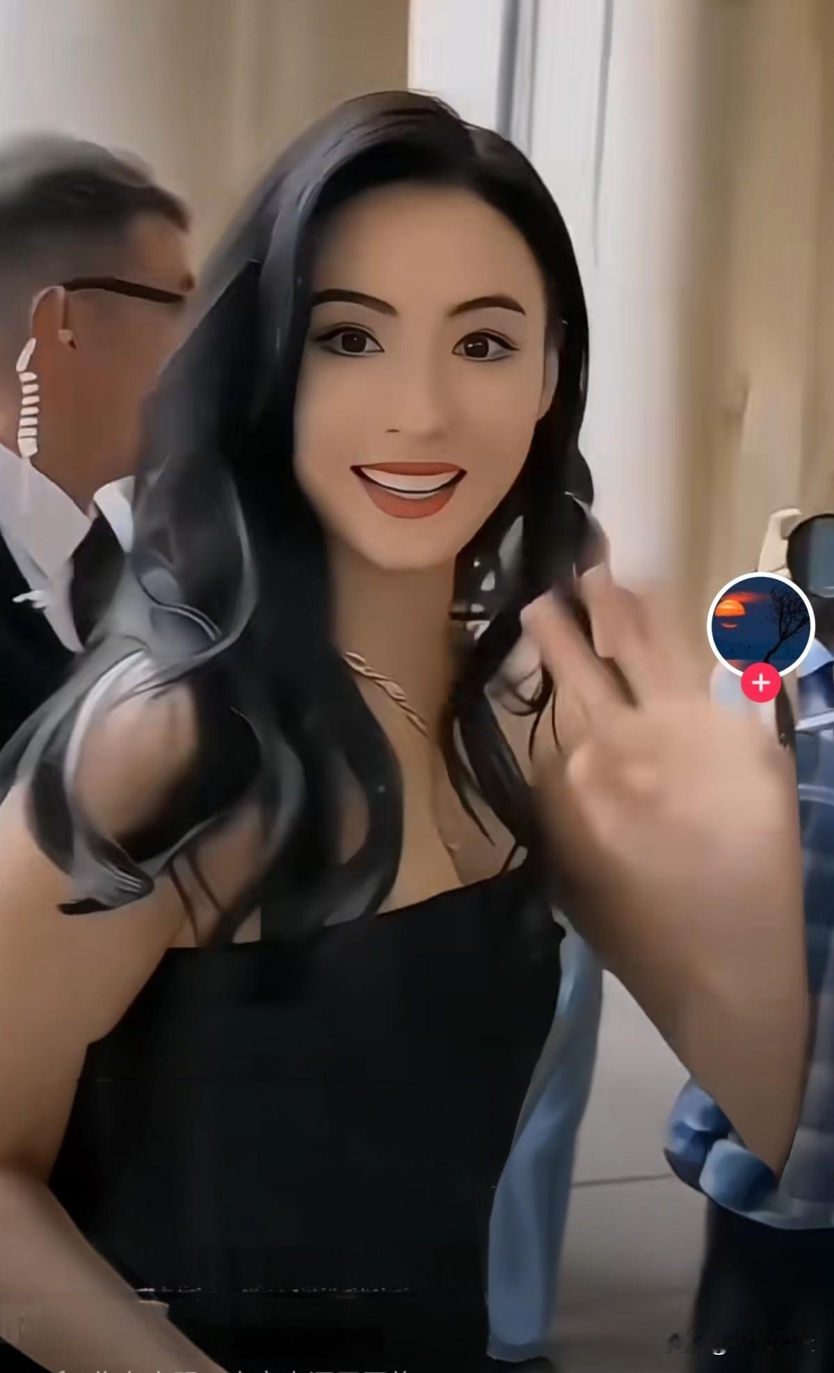 真的挺让人意外的，
这次香港火灾，张柏芝捐100万港币，
她一个人养三个儿子，开