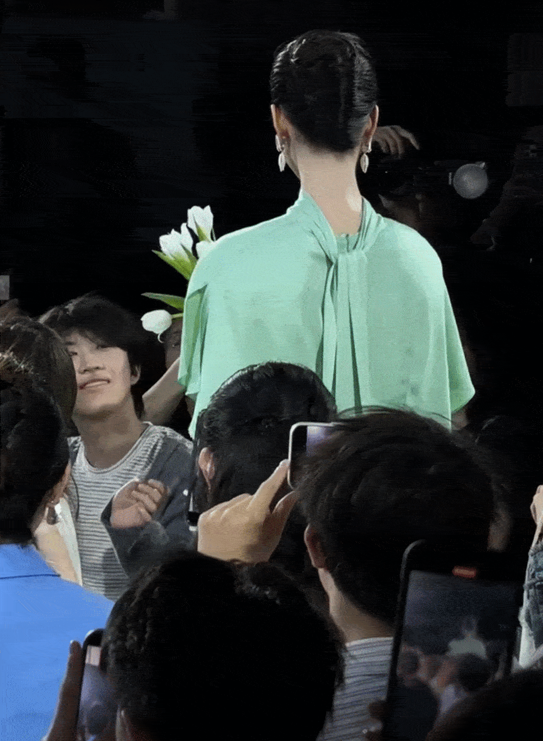 陈都灵彩棠直播活动，真的有一种经济上行期的美，完全是复古港风美人陈瓶瓶是不是真的