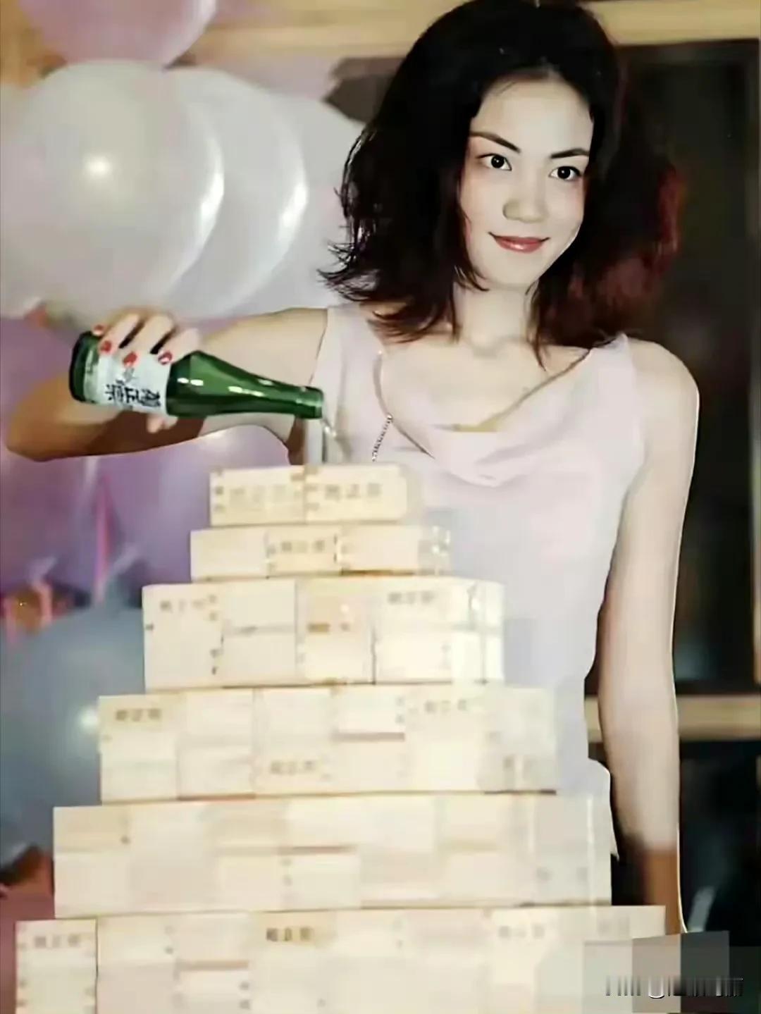 真的是直角肩、天鹅颈、腿精聚齐了，身材优势尽显，天生的大明星 ​​​