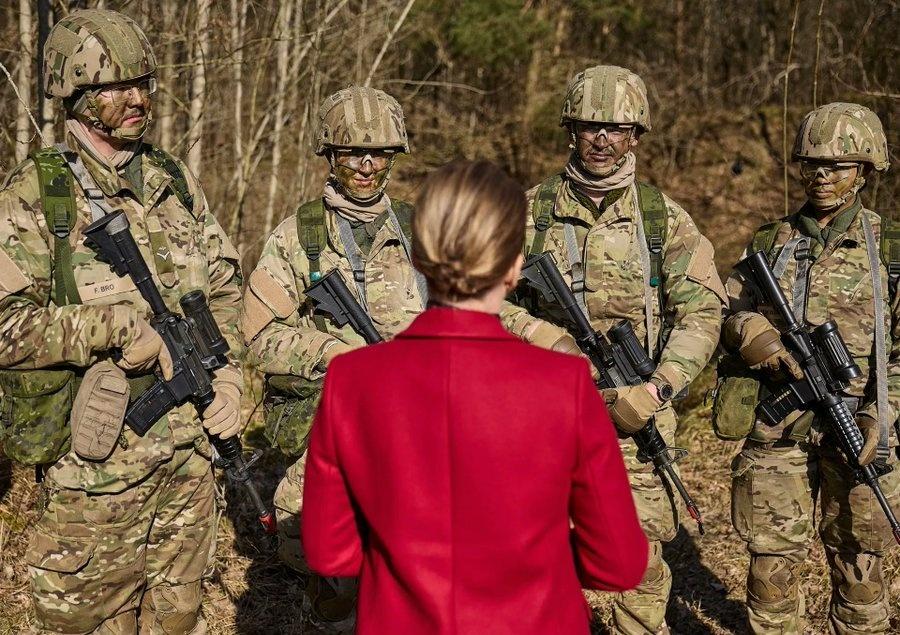 最新消息：丹麦已向格陵兰岛部署了一支先遣军事单位和装备，为可能部署的更大规模部队