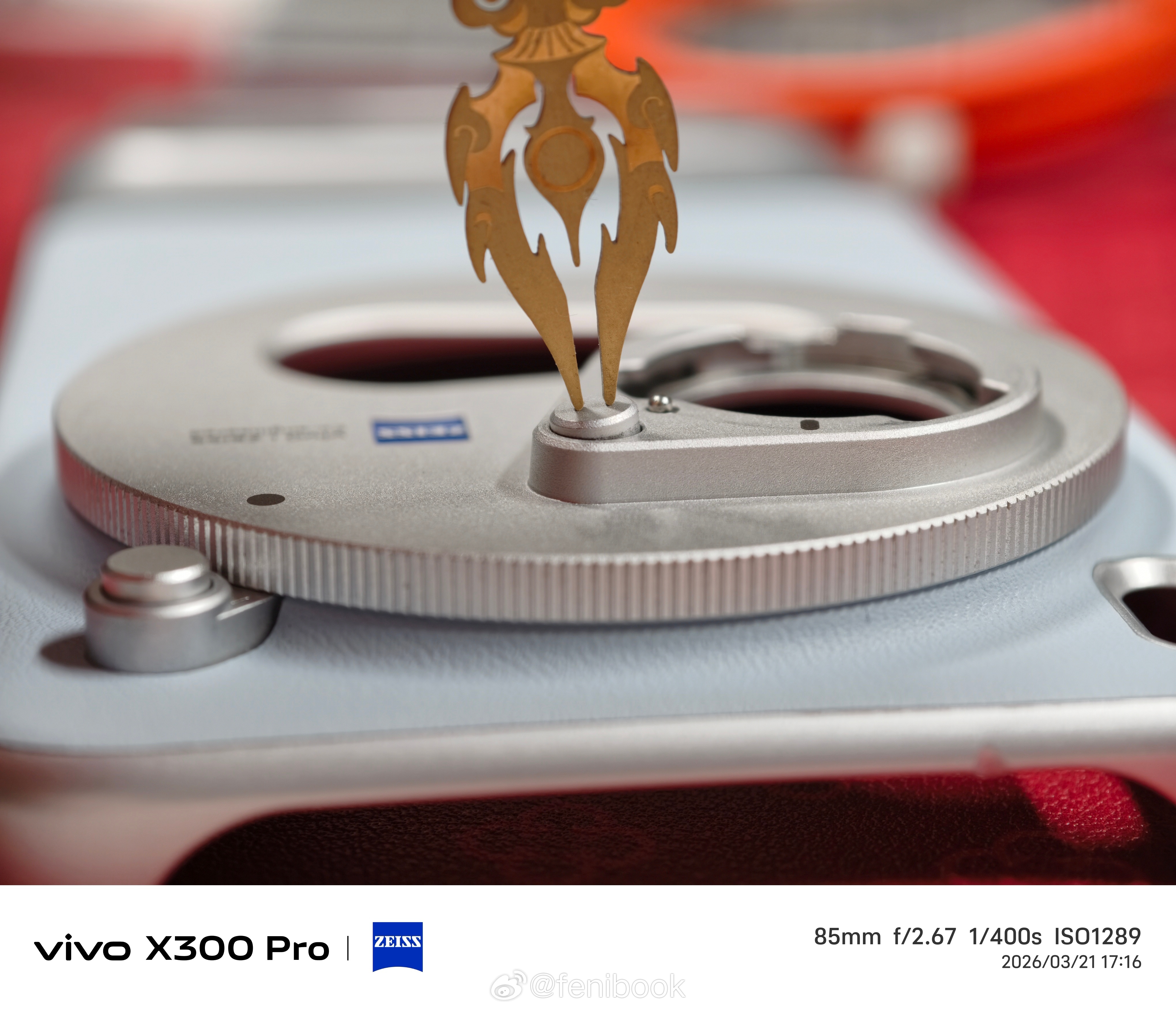 可能因为自费购买增距镜的人不多，所以没人吐槽这个Bug，用久了之后拆卸镜头的这个